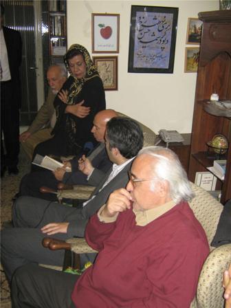 دکتر محمدعلی سجادیه در حال خواندن شعر