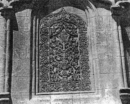 کندهکاری بر روی سنگ در نمای قره کلیسا (عکس از دکتر ورجاوند)