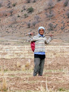 پسرک چوپان در بستر خشک دریاچه سد سیوند - 12 بهمن 1388
